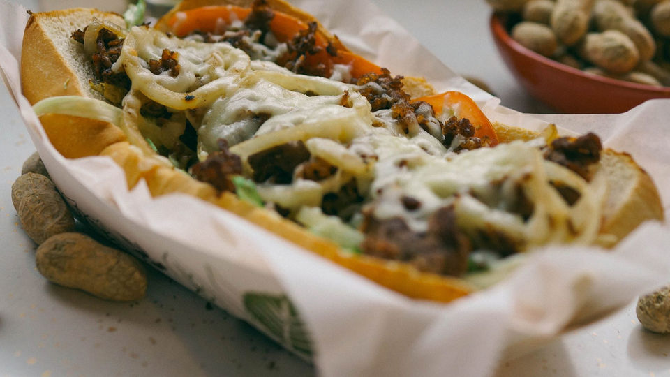 Вегетаріанський човник з гриль-сиром та грибами портобелло